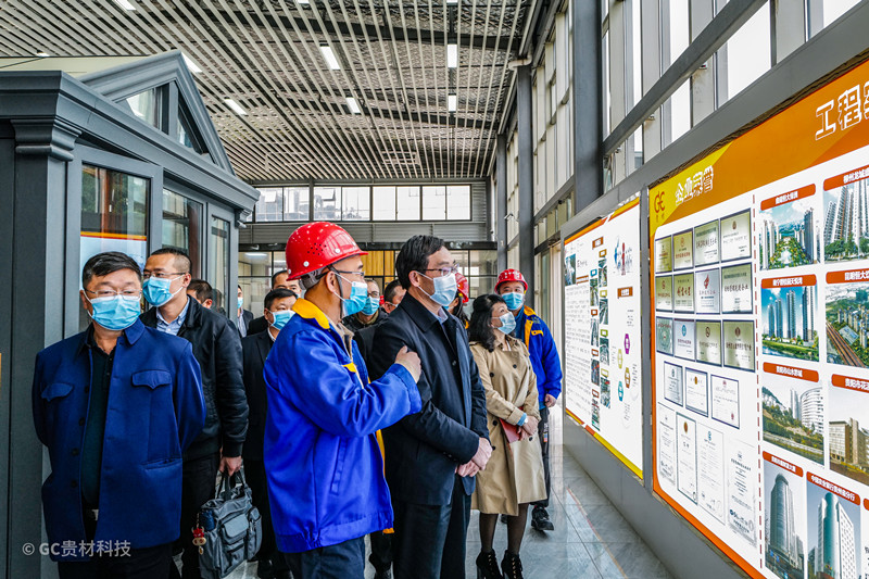 施波：貴州省工商聯(lián)副主席   徐紅：貴陽(yáng)市委常委、市委統(tǒng)戰(zhàn)部部長(zhǎng)