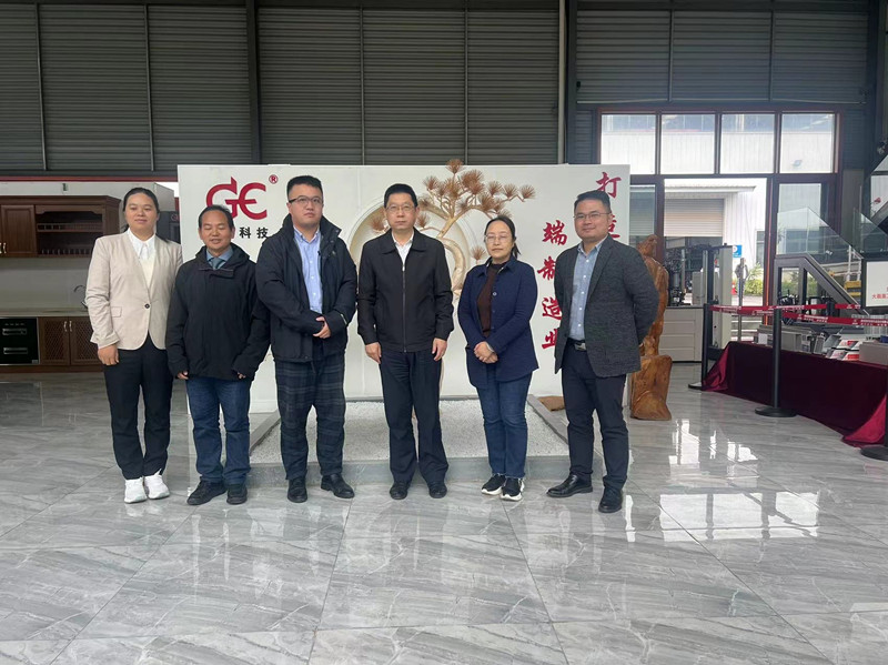 彭劍鳴：貴州省人民檢察院副檢察長、檢察委員會(huì)委員、致公黨貴州省委會(huì)副主委