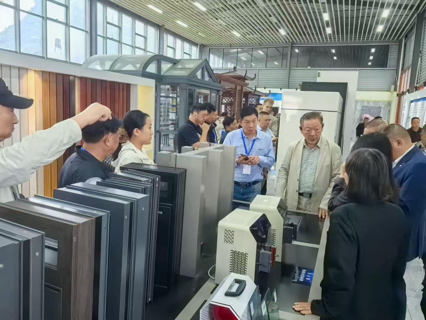 僑連五洲·聚力貴州——10月15日，貴州省僑聯(lián)黨組書(shū)記，主席李立、貴州省僑聯(lián)副主席楊黔生帶隊(duì)，200家海外僑胞企業(yè)家到貴州貴材考察指導(dǎo)